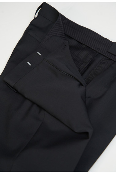 Zoom sur les détails de l’intérieur du pantalon SULTANP noir.