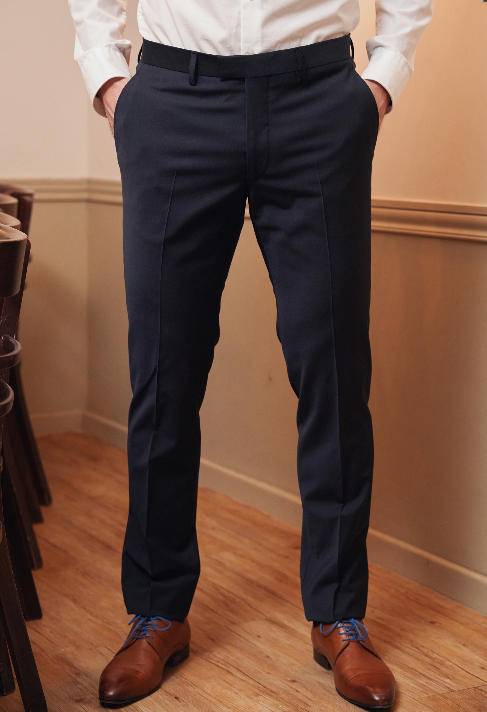 Homme portant le pantalon SULTANP marine. Il comporte 2 poches avant et 2 poches arrière.