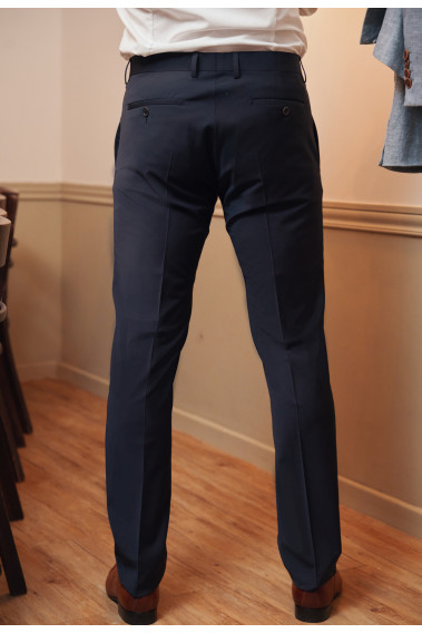 Homme de dos portant le pantalon SULTANP marine. Il comporte 2 poches avant et 2 poches arrière.