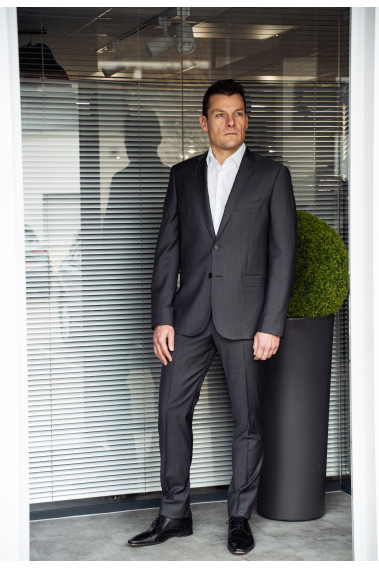 Homme portant le pantalon SULTANP gris. Il comporte 2 poches avant et 2 poches arrière.