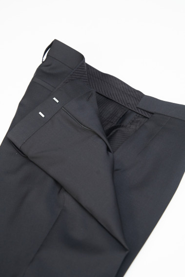 Zoom sur les détails de l’intérieur du pantalon SULTANP gris.