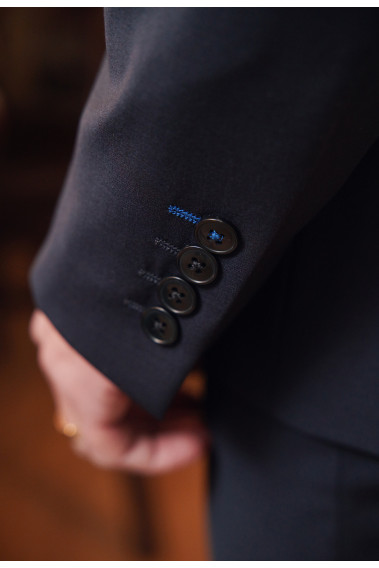 Zoom sur la manche de la veste SULTANV marine. Elle comporte 4 boutons.