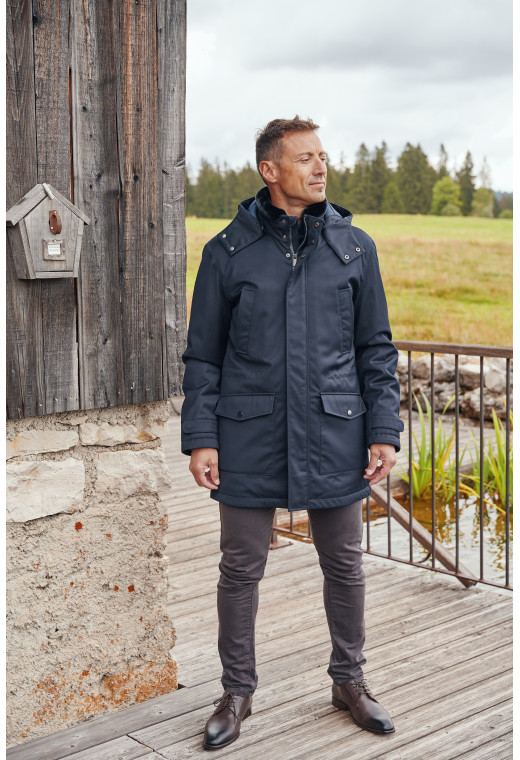 Homme portant la parka TAYLOR marine. Elle comporte 4 poches.