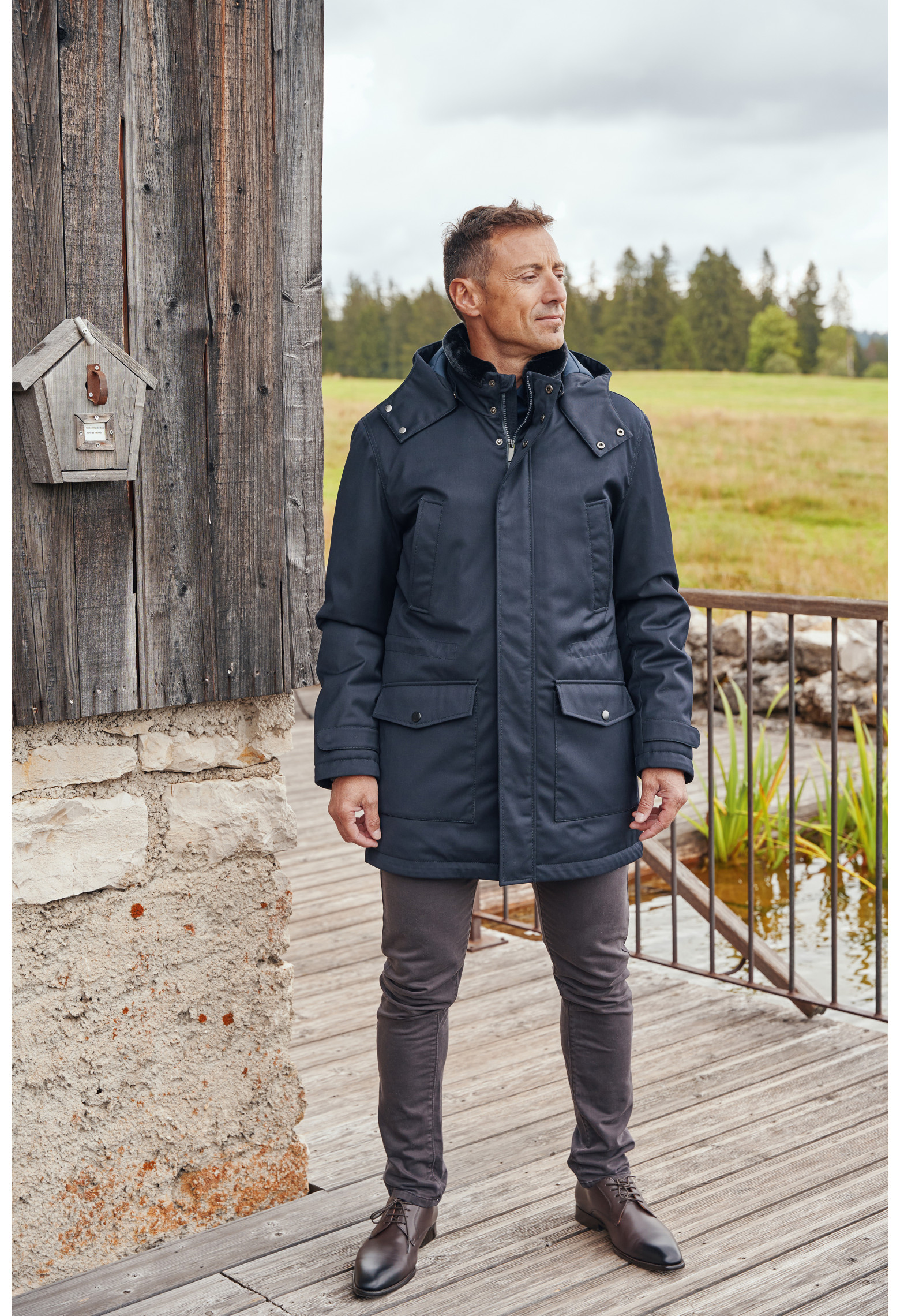 Homme portant la parka TAYLOR marine. Elle comporte 4 poches.