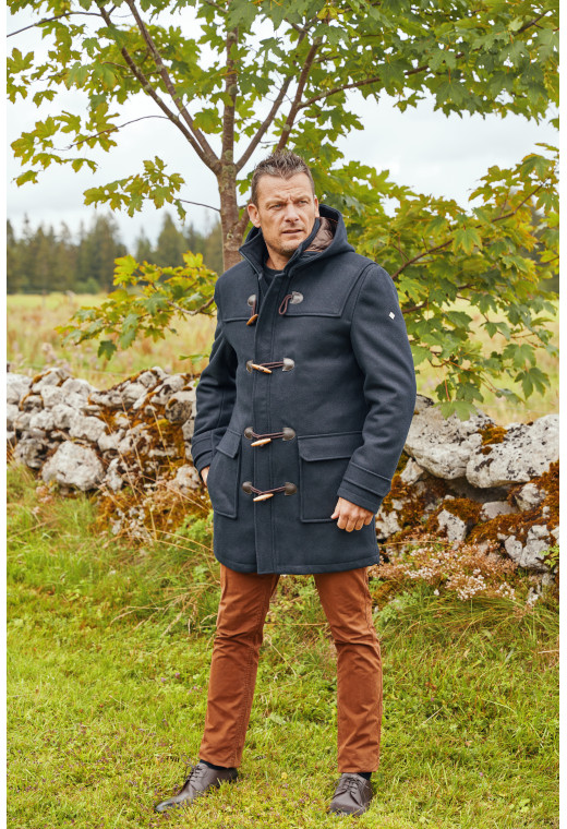 Homme portant le duffle coat YEBO marine. Il est long et  comporte 2 poches plaquées.