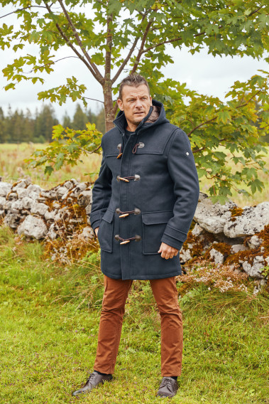 Homme portant le duffle coat YEBO marine. Il est long et  comporte 2 poches plaquées.