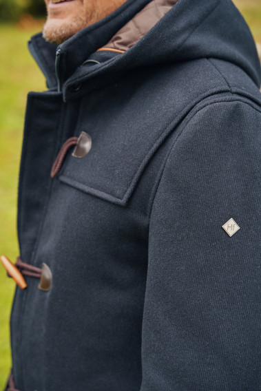 Zoom sur les détails du haut du duffle coat YEBO marine.