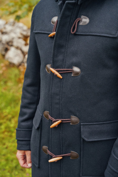 Zoom sur les détails de la fermeture du duffle coat YEBO marine.