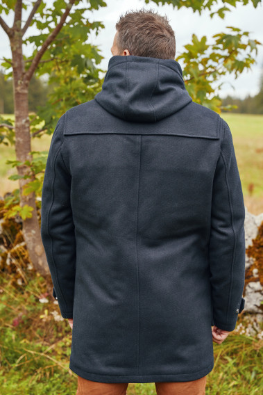 Homme de dos portant le duffle coat YEBO marine.