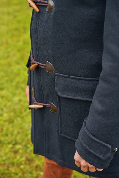 Zoom sur les détails du bas du duffle coat YEBO marine.