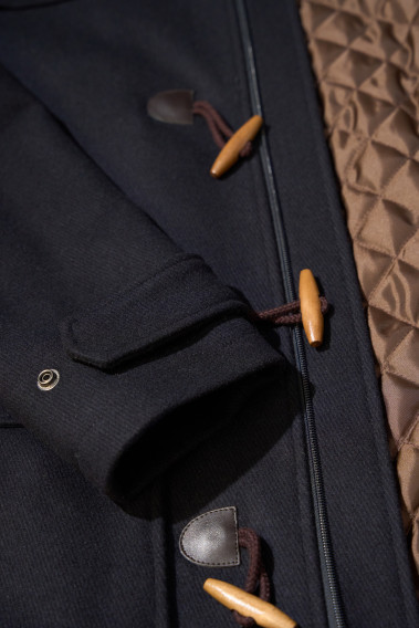 Zoom sur les détails du duffle coat YEBO marine.