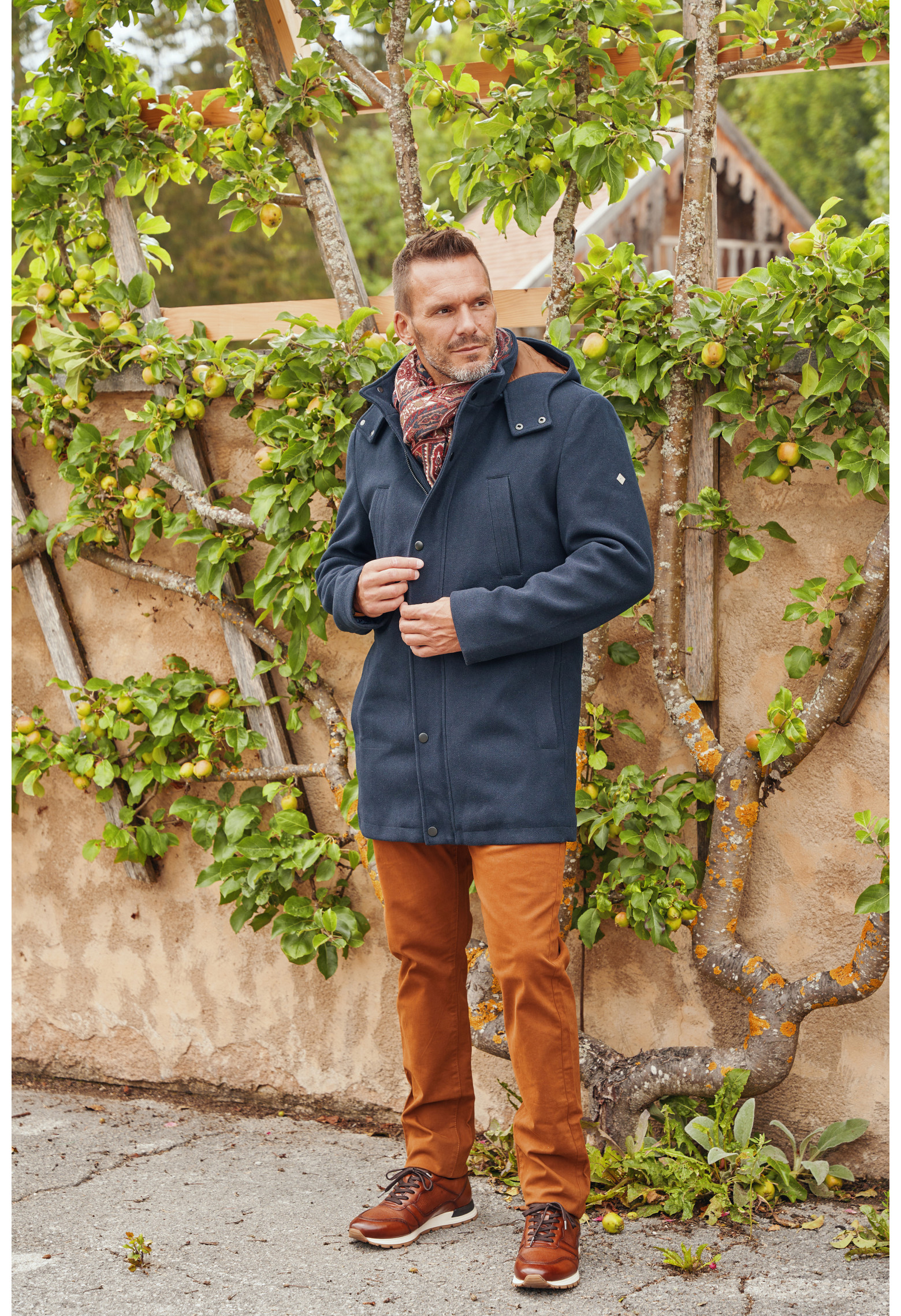 Homme portant le duffle coat SKY marine. Il comporte 2 poches poitrines et 2 poches verticales.