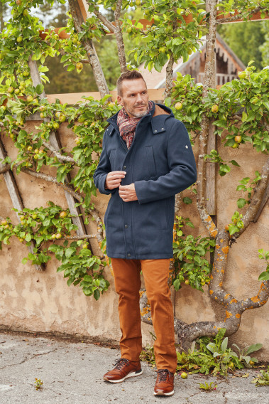 Homme portant le duffle coat SKY marine. Il comporte 2 poches poitrines et 2 poches verticales.