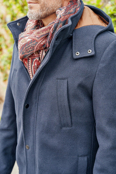 Zoom sur le col montant du duffle coat SKY marine.