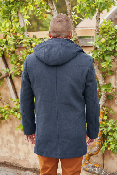 Homme de dos portant le duffle coat SKY marine.