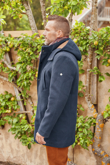 Homme de profil portant le duffle coat SKY marine.
