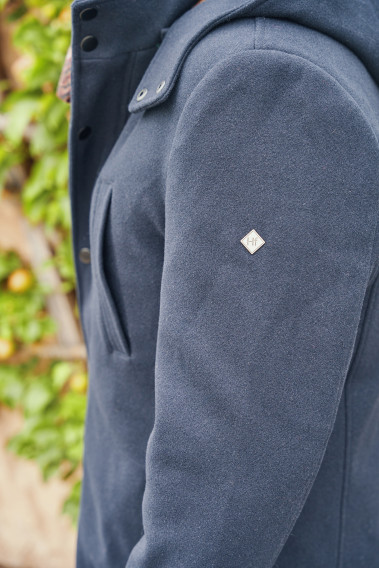 Zoom sur la manche du duffle coat SKY marine. Le logo Hafnium est apparent.