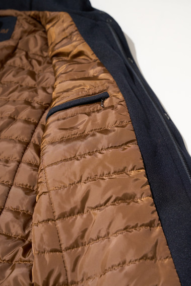 Zoom sur l'intérieur du duffle coat SKY marine. Il comporte 2 poches intérieures.