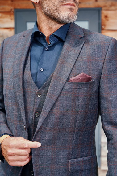 Zoom sur la veste associée au gilet CHRIS carreaux bordeaux.