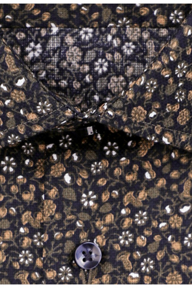 Zoom sur le col de la chemise slim fleurie marine.