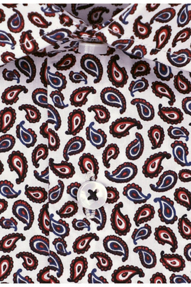 Zoom sur les détails de la chemise slim rouge motif cachemire.