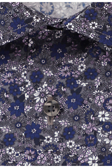 Zoom sur les détails de la chemise slim grise fleurie.