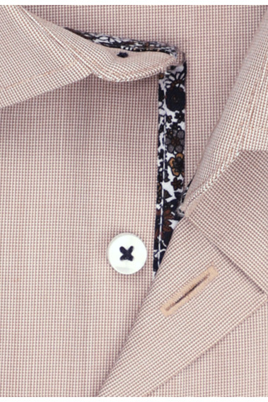 Zoom sur les détails de la chemise slim armurée beige.