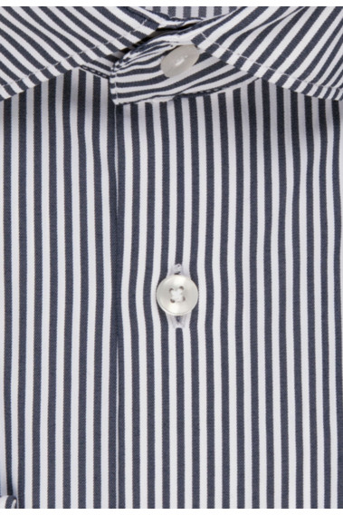 Zoom sur les détails de la chemise slim à rayures grises.