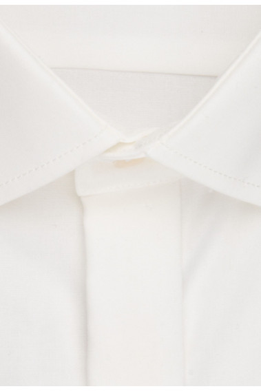 Zoom sur le col de la chemise slim mousquetaire écru.