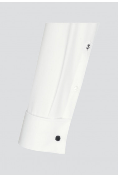 Zoom sur la manche  de la chemise slim mousquetaire écru.