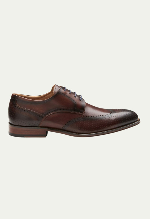 Chaussure Brogue marron à lacet bleu.