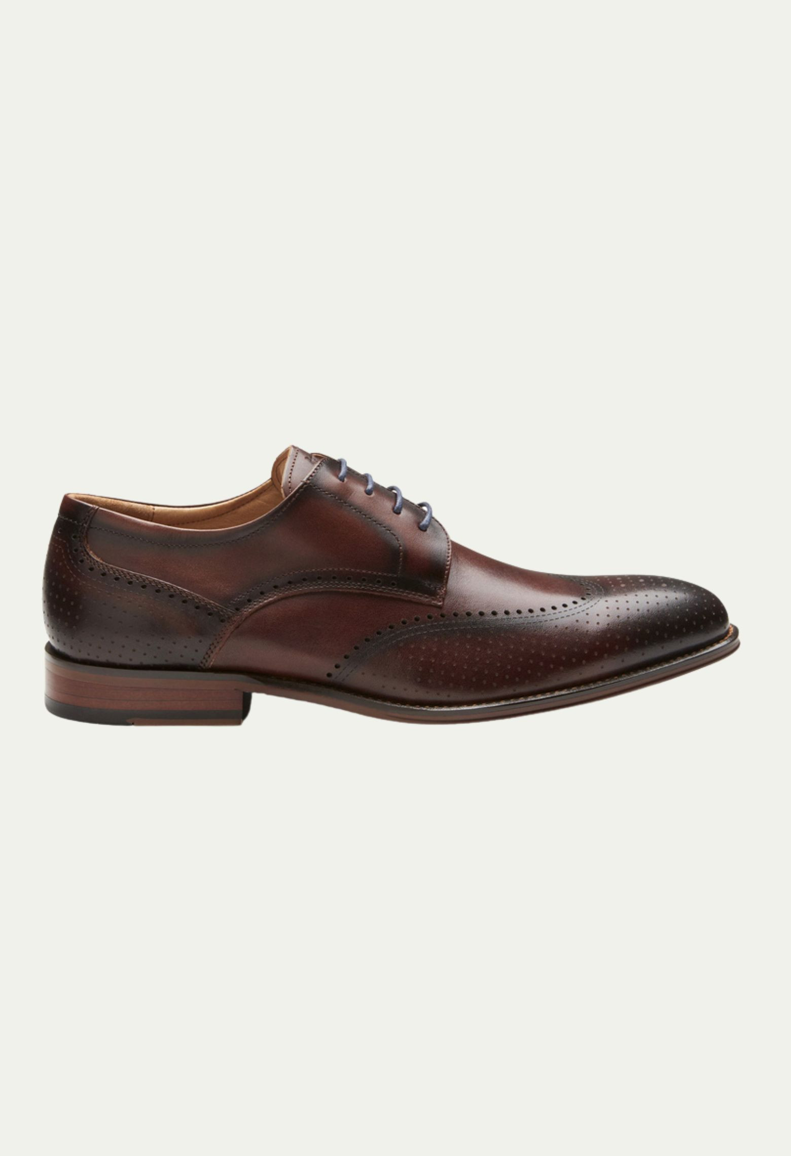 Chaussure Brogue marron à lacet bleu.