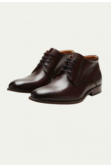 Bottine marron foncé à lacet bleu vue de face.