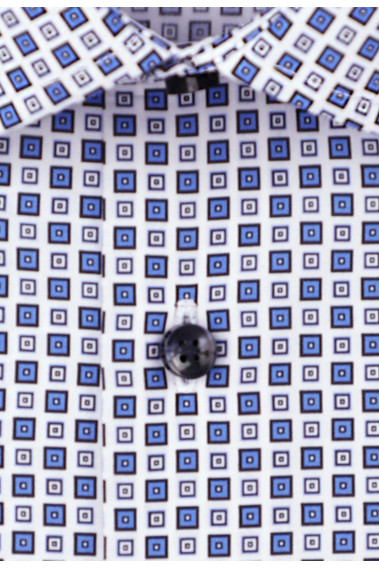Zoom sur les détails de la chemise slim géométrique blanche.