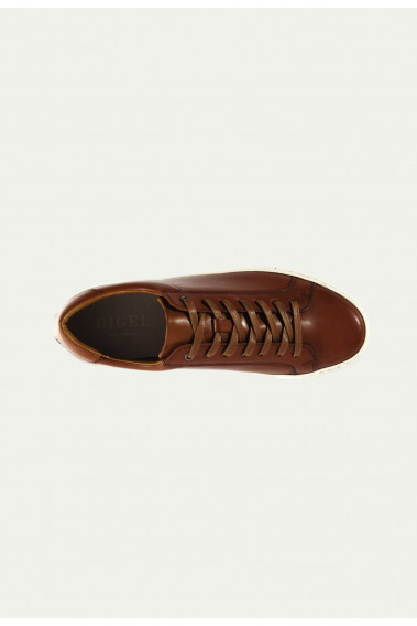 Basket cognac vue du dessus. Les lacets sont marrons.