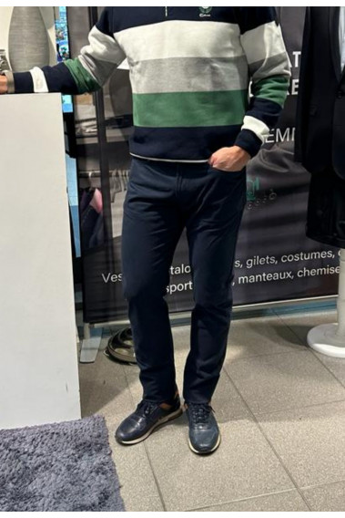 Homme portant le chino cinq poches BIOS bleu.