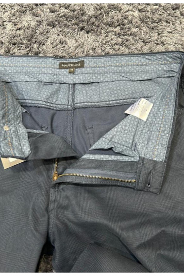 Zoom sur les détails de l'intérieur du chino cinq poches BIOS bleu.