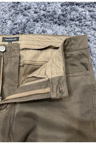 Zoom sur les détails de l'intérieur du chino cinq poches BIOS marron.