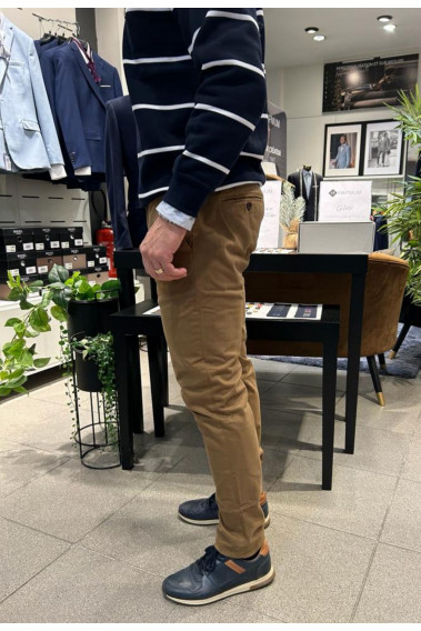 Homme de profil portant le chino PEARL beige. Il comporte 3 poches à l'avant et 2 poches à l'arrière.