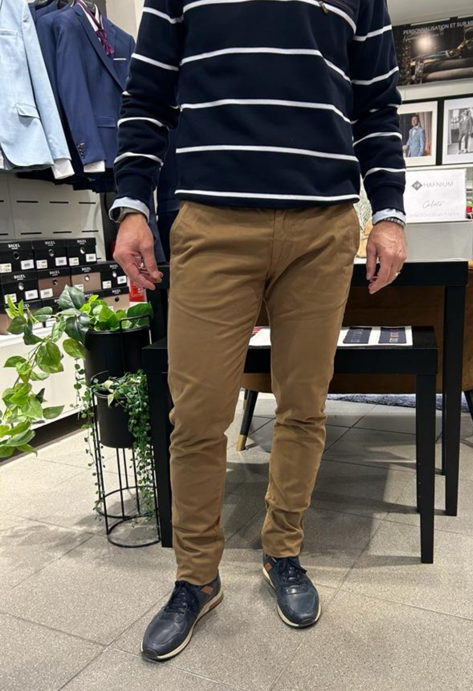 Homme portant le chino PEARL beige. Il comporte 3 poches à l'avant et 2 poches à l'arrière.