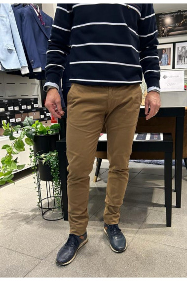 Homme portant le chino PEARL beige. Il comporte 3 poches à l'avant et 2 poches à l'arrière.