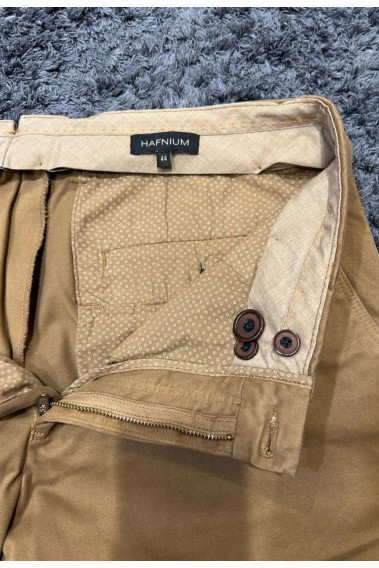 Zoom sur les détails de l'intérieur du  chino PEARL beige.