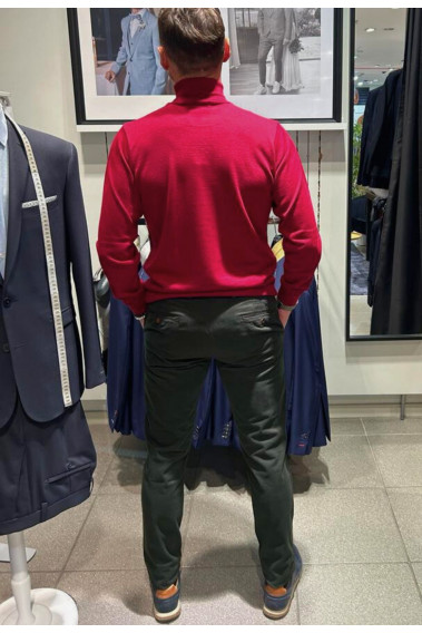 Homme de dos portant le chino PEARL kaki. Il comporte 3 poches avant et 2 poches arrière.