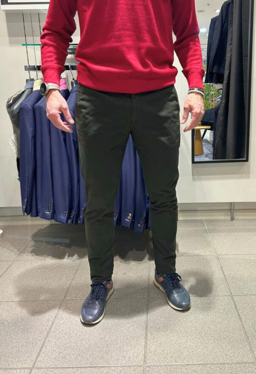 Homme portant le chino PEARL kaki.Il comporte 3 poches avant et 2 poches arrière.