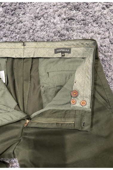 Zoom sur les détails de l'intérieur du chino PEARL kaki.