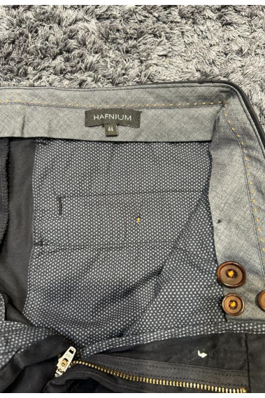 Zoom sur les détails de l'intérieur du chino PEARL marine.