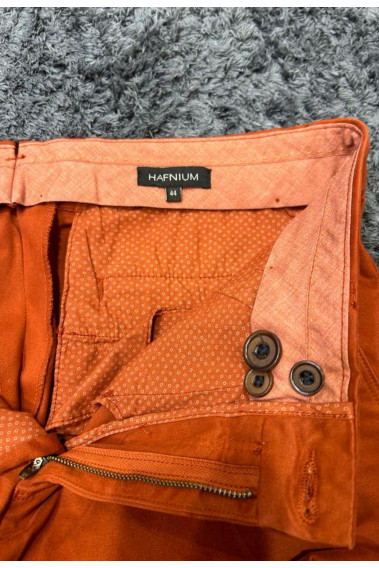 Zoom sur les détails de l'intérieur du chino PEARL rouille.