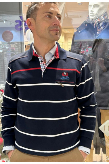 Homme portant le polo manches longues marine à rayures. Col chemise et coupe classique.