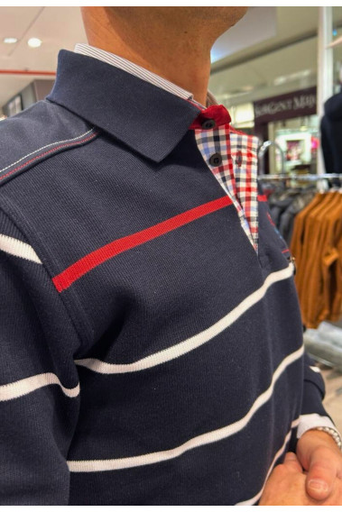 Homme portant le polo manches longues marine à rayures. Col chemise et coupe classique.