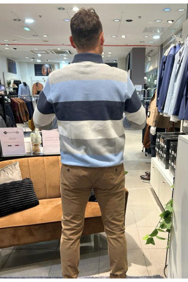 Homme de dos portant le polo manches longues bleu à rayures. Col chemise et coupe droite.